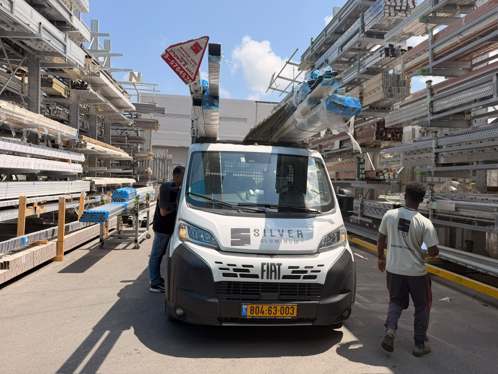 משאית סילבר אלומיניום נטענת בפרופילים במחסן